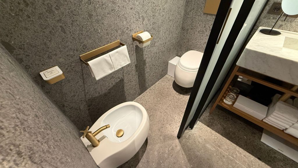 The Rome EDITION Toilette