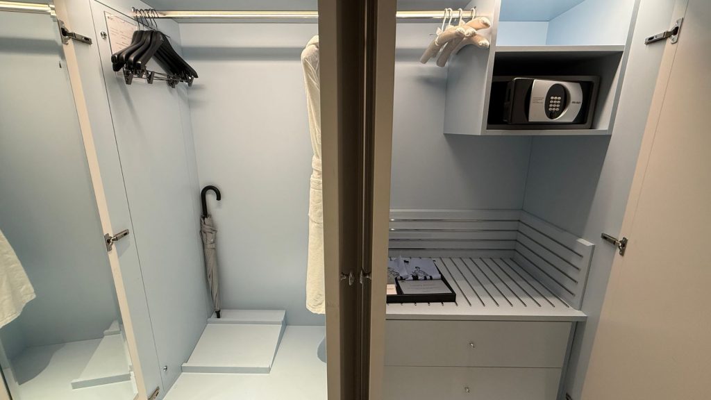 The St. Regis Rome Kleiderschrank 1