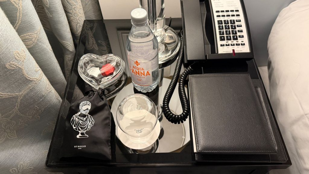 The St. Regis Rome Nachttisch 2