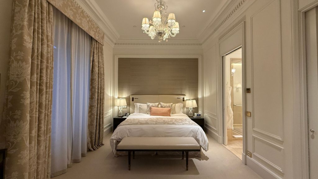 The St. Regis Rome Andere Zimmerkategorie Bett