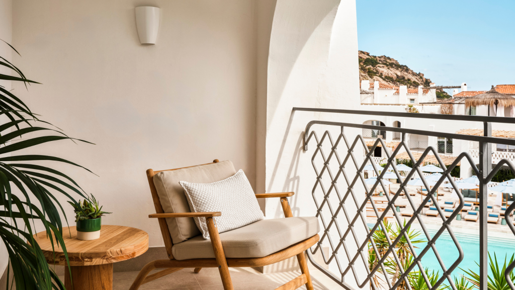 W Sardinia Poltu Quatu Deluxe Suite Balkon