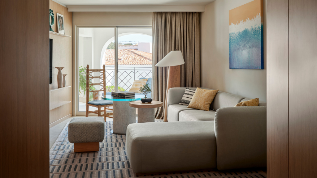 W Sardinia Poltu Quatu Deluxe Suite Wohnzimmer