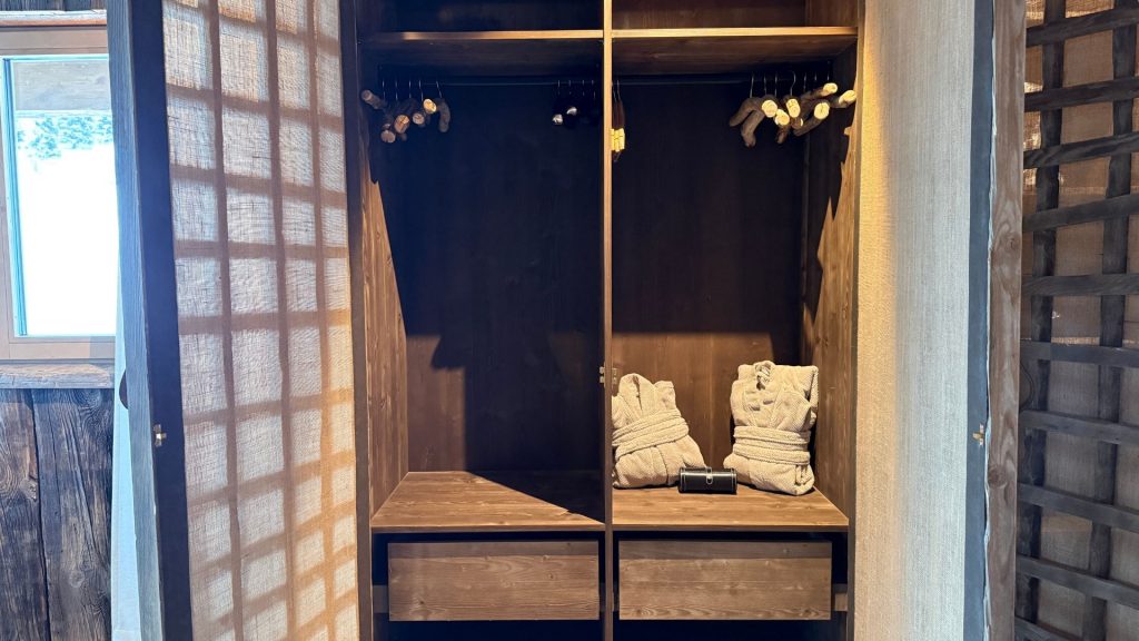 Eriro Alpine Hide Blick In Kleiderschrank