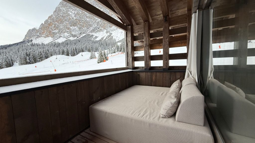 Eriro Alpine Hide Day Bed Und Ausblick Balkon