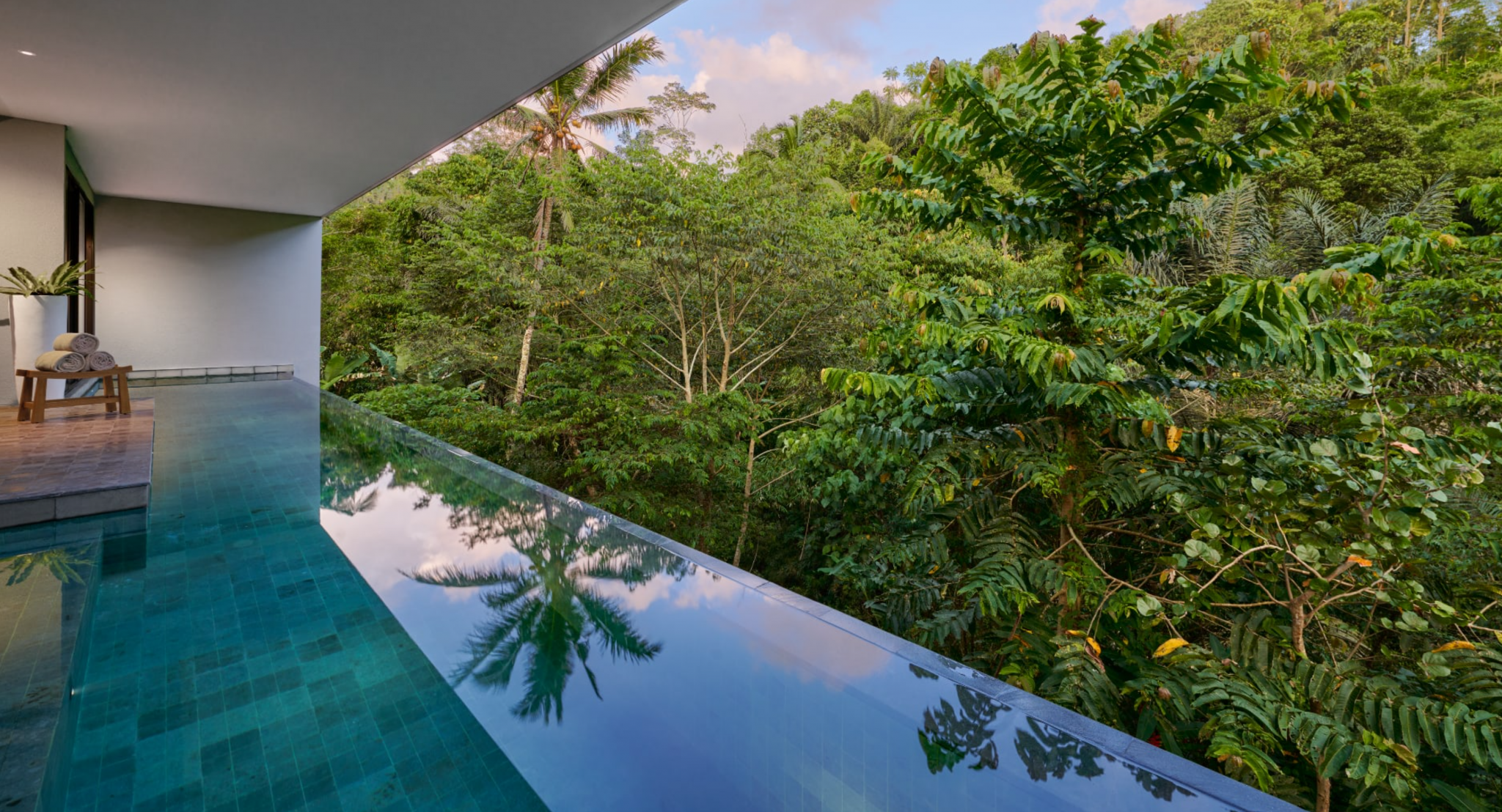 Poollandschaft eines Resorts in Ubud auf Bali