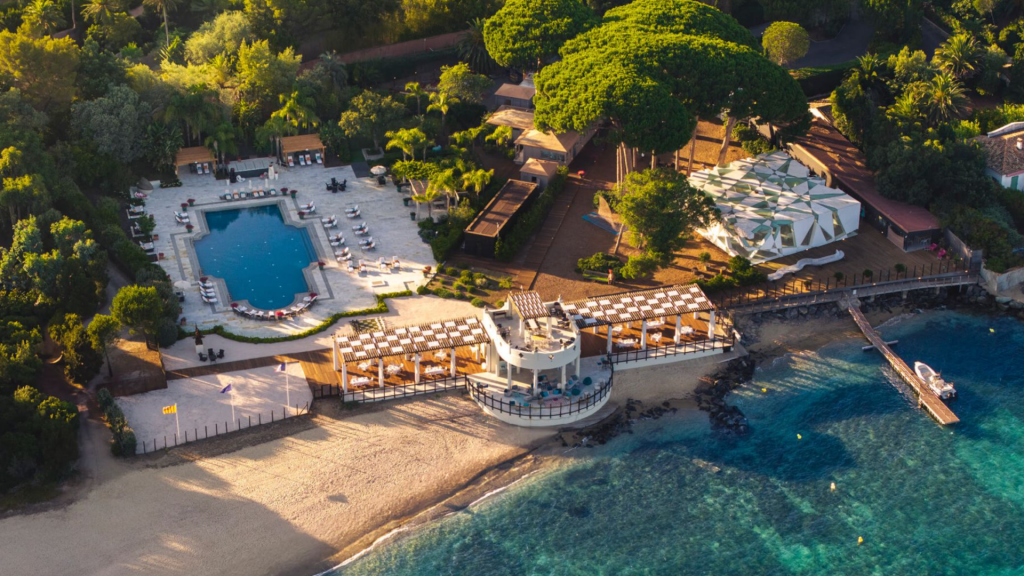 COMO Beauvallon Pool Beach Club
