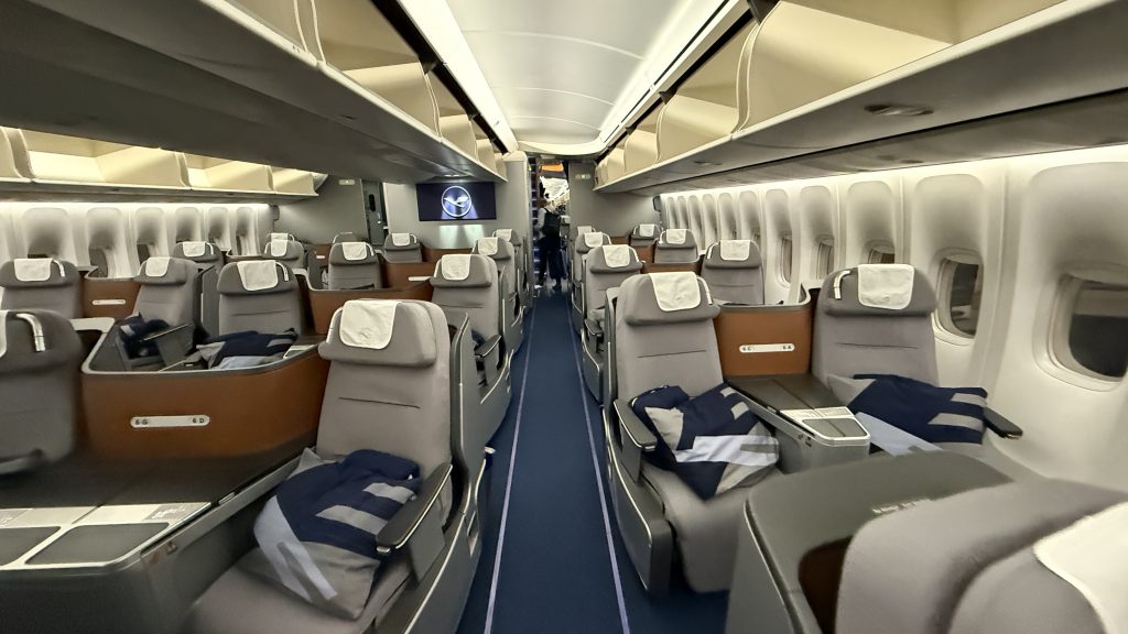 Lufthansa Business Class Boeing 747 8 Kabine