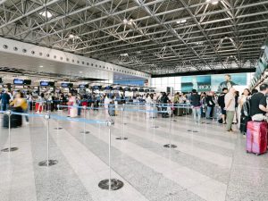 Passagiere am Flughafen Mailand Malpensa