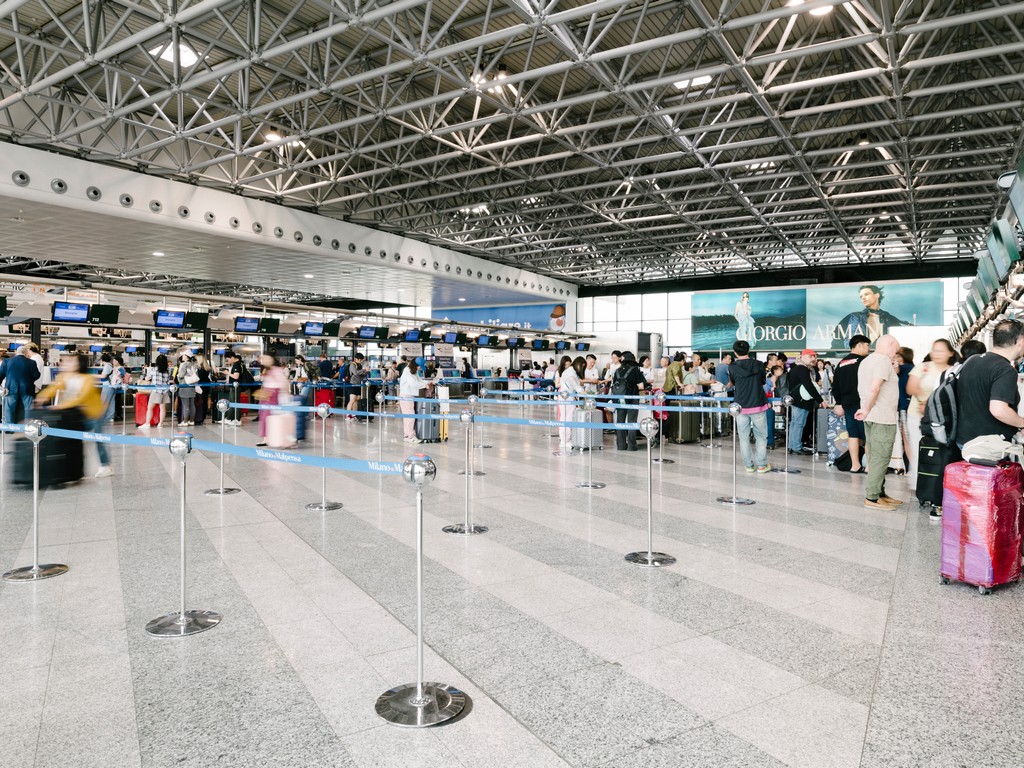Passagiere am Flughafen Mailand Malpensa