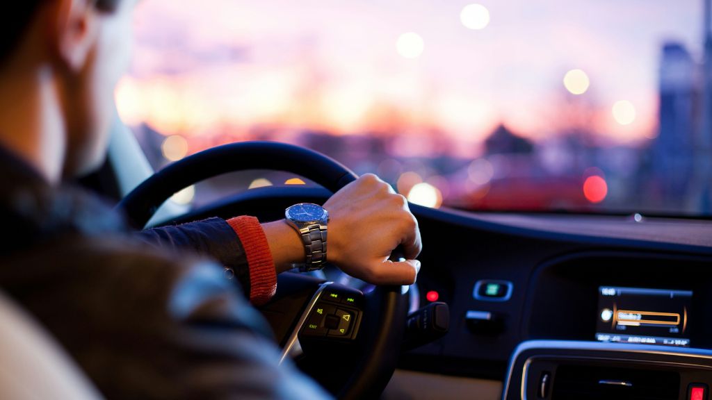 Mann Im Auto Am Steuer Avis