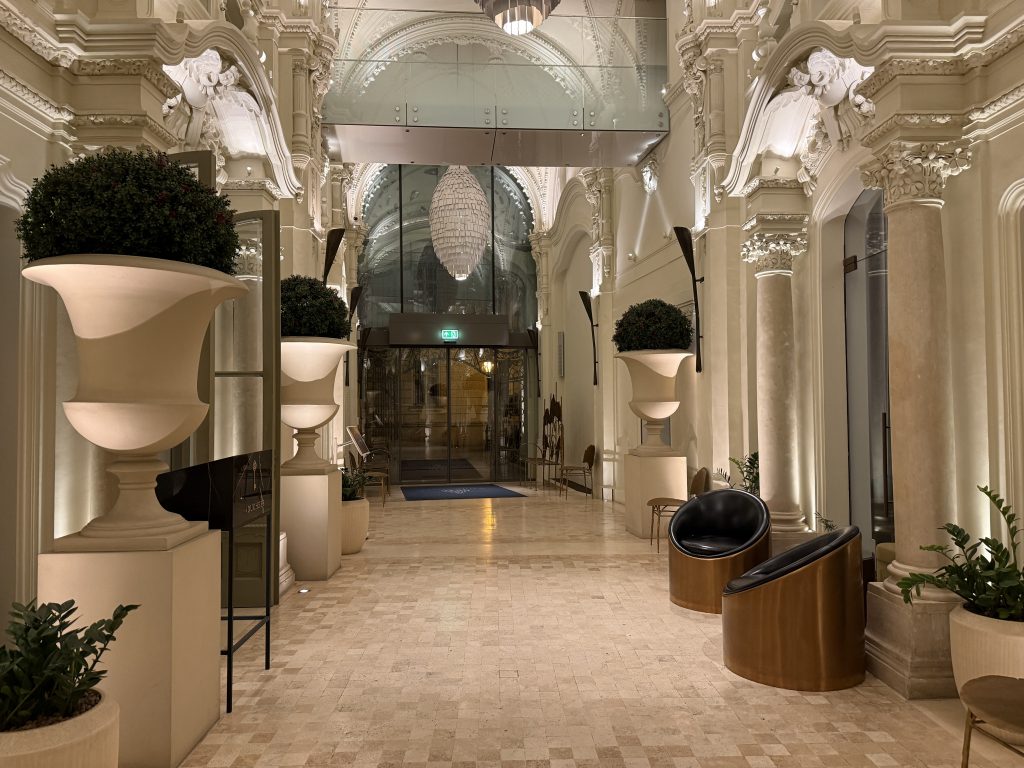 Matild Palace Budapest Eingang Bei Nacht