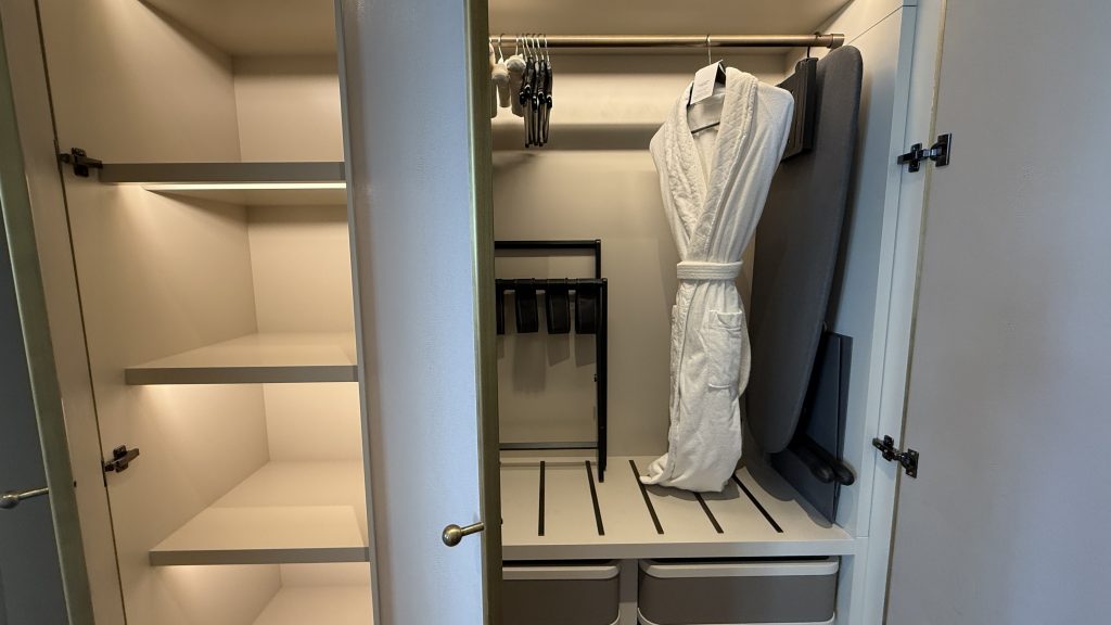 Matild Palace Budapest Kleiderschrank Mit Regal
