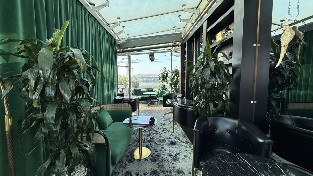 Matild Palace Budapest Rooftopbar Sitzbereich