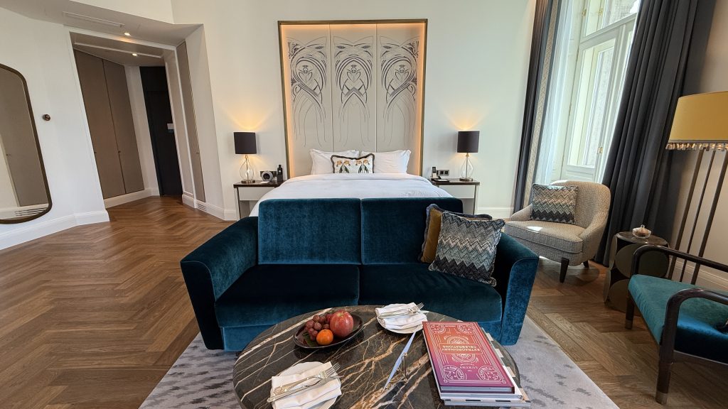 Matild Palace Budapest Sofa Mit Tisch