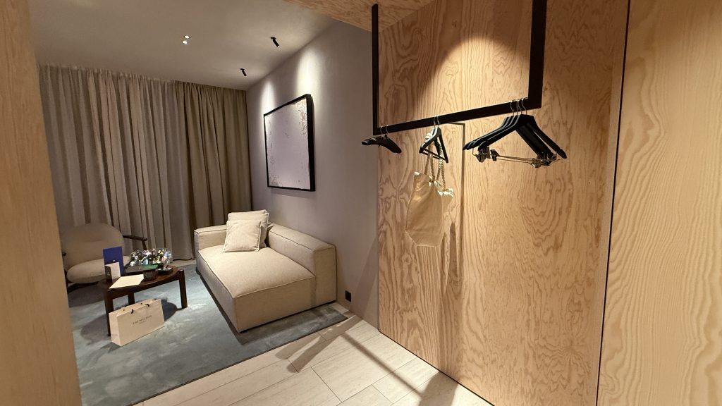Radisson Collection The National Brüssel Kleiderschrank Offen 1