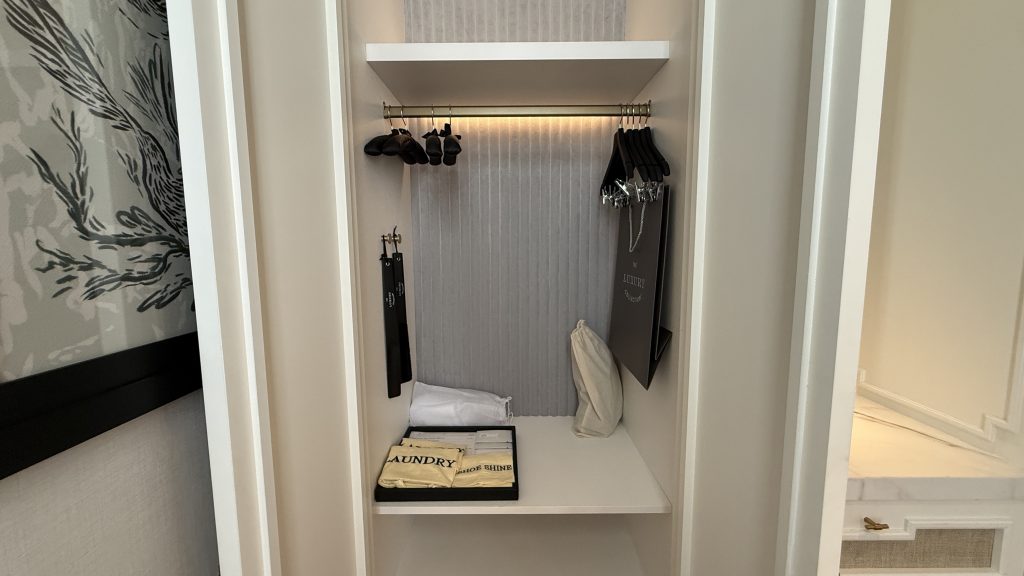 The Palace Madrid Kleiderschrank Utensilien
