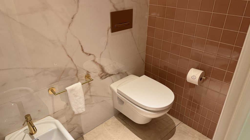 The Palace Madrid Toilette mit Bidet