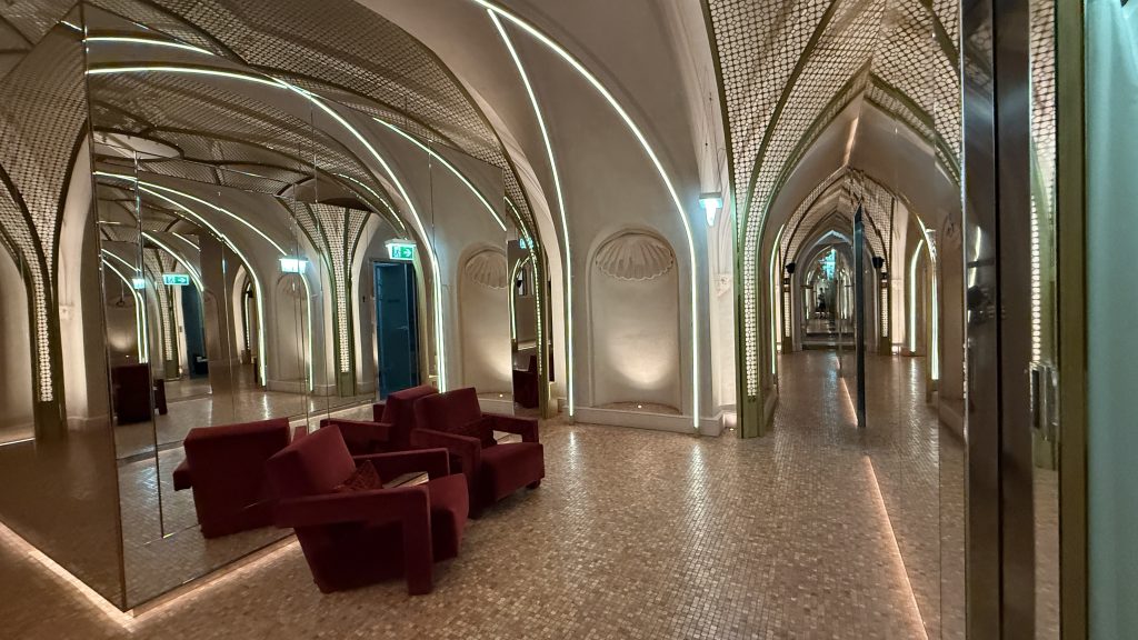 W Budapest Flur 4