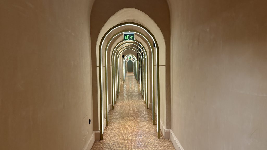 W Budapest Flur 5