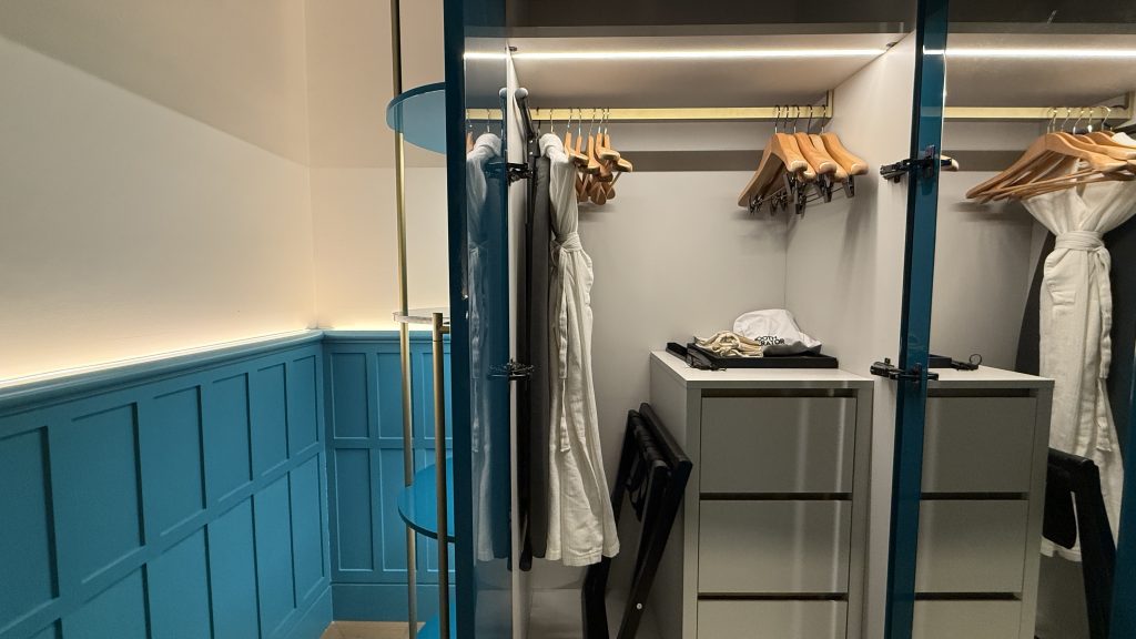W Budapest Kleiderschrank