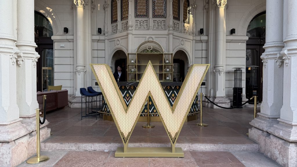 W Budapest W