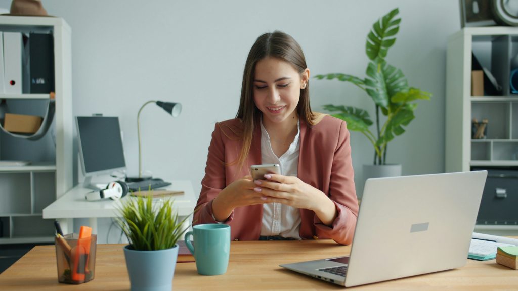 Junge Geschaeftsfrau Business Buero Handy