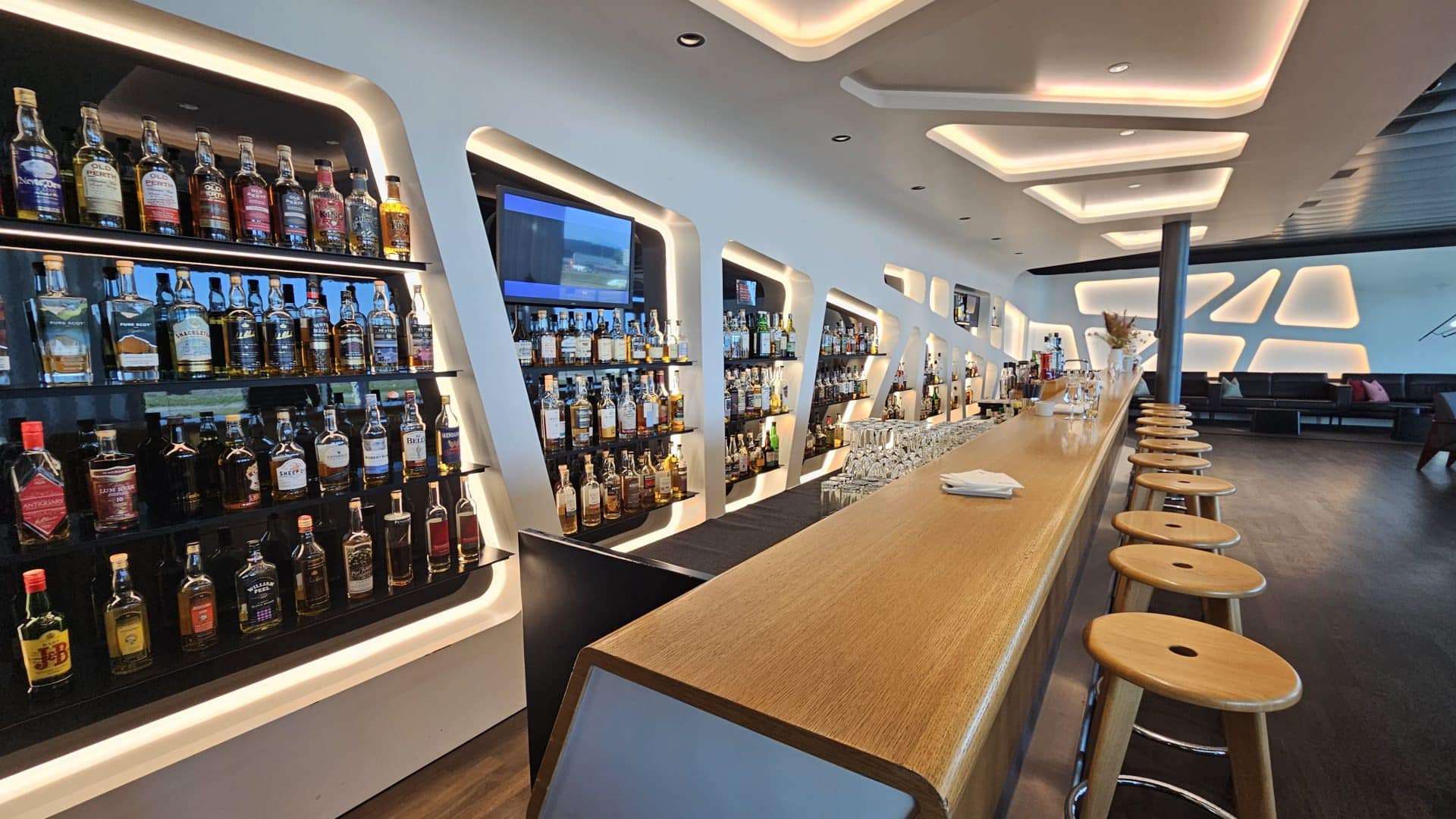 Swiss Senator Lounge Zuerich E Whisky Club Bar 6