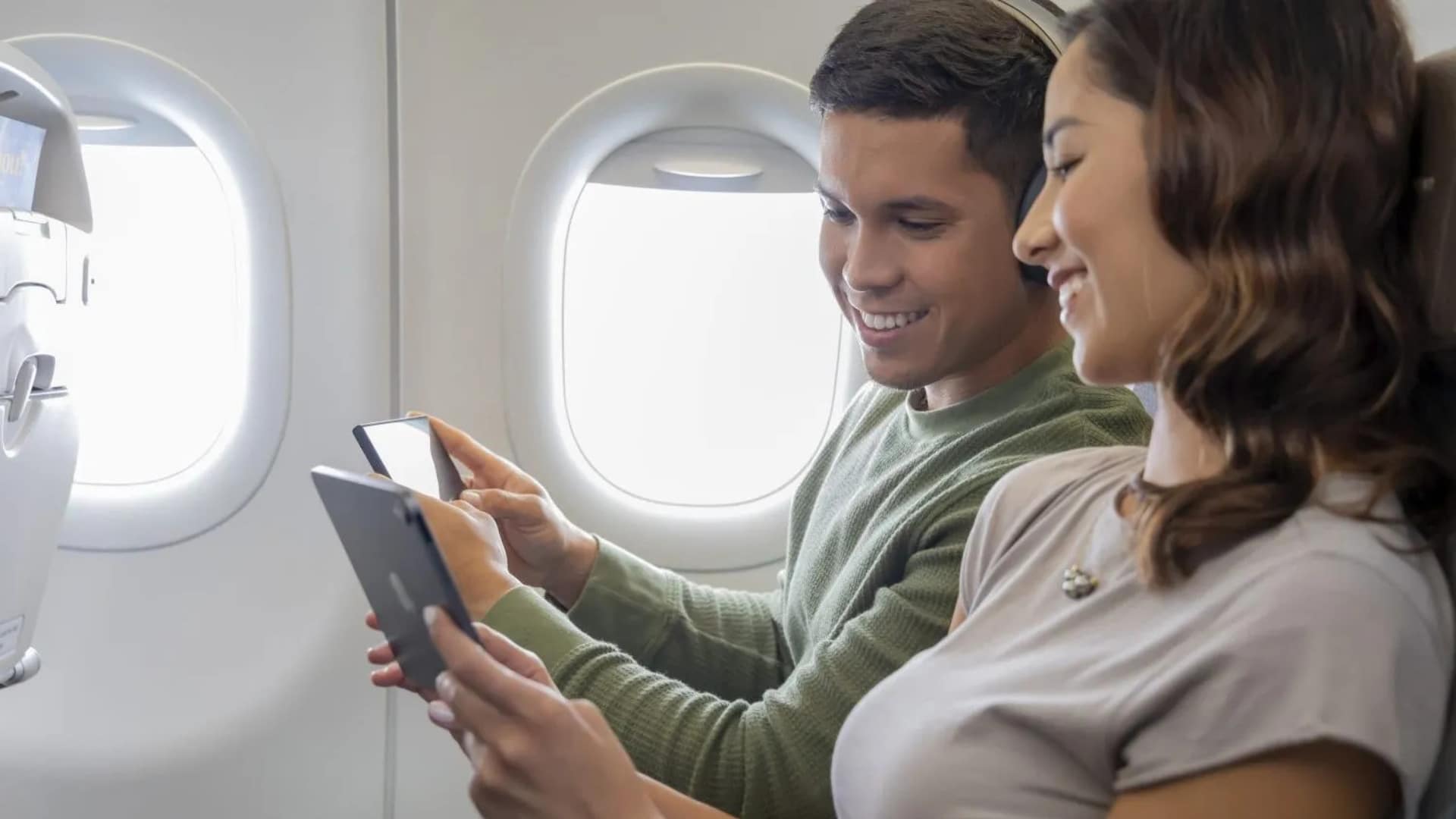 Alaska Airlines Starlink WLAN Zwei Personen Mit Tablet