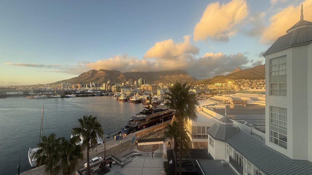 InterContinental Table Bay Hotel Kapstadt Waterfront in der Dämmerung
