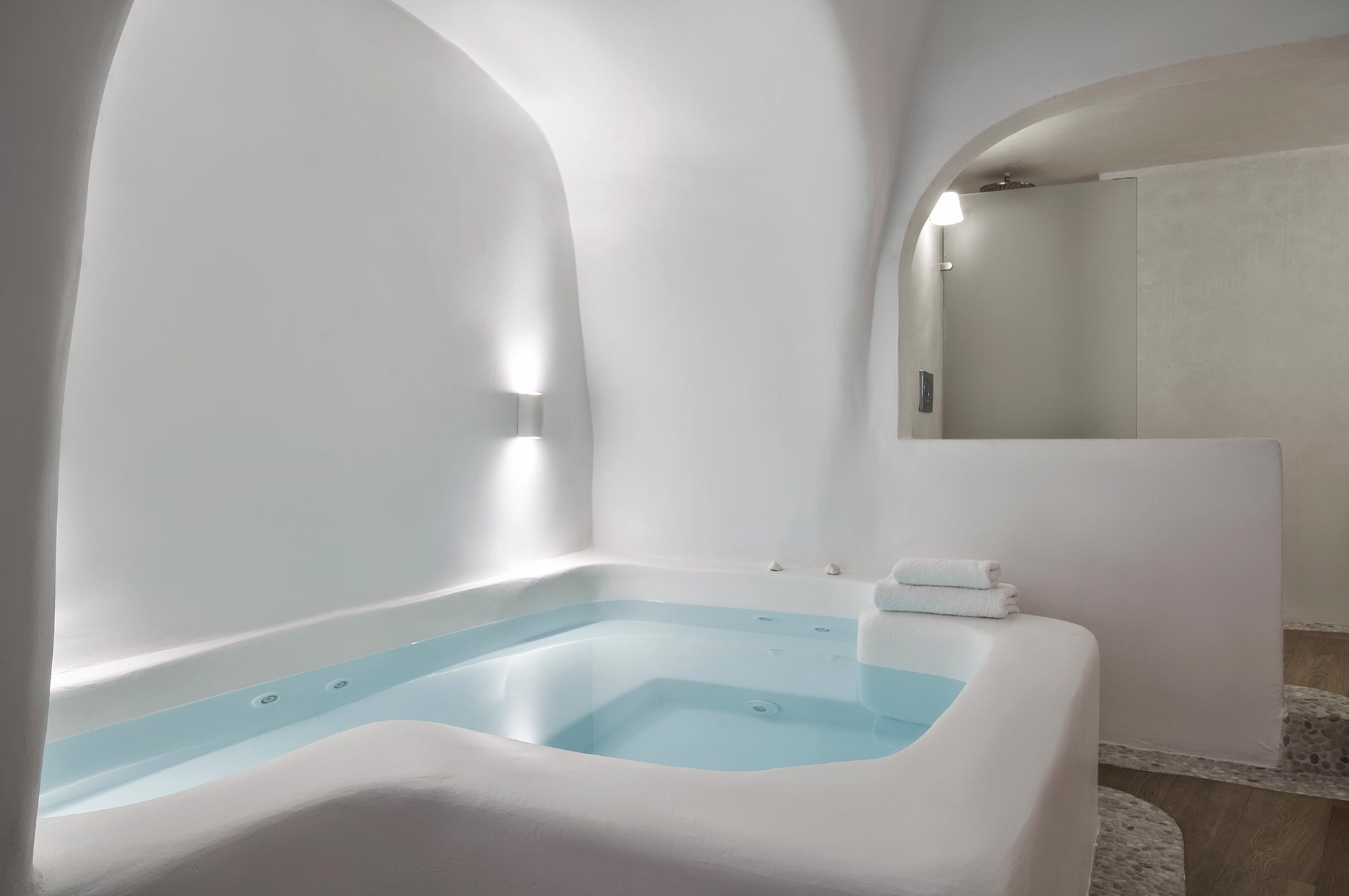 Weiße Häuser mit blauen Kuppeln auf Santorini