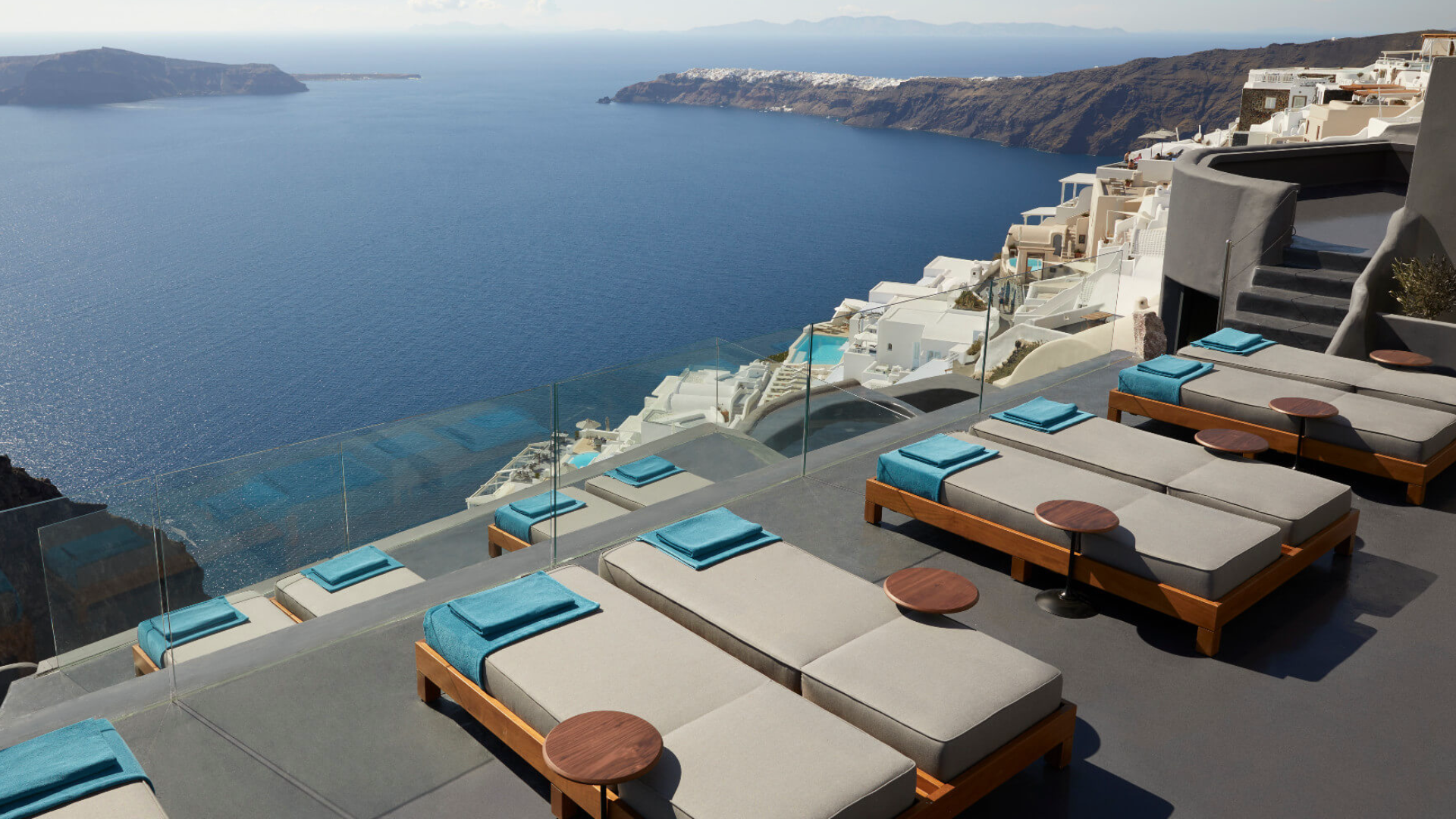 Infinity-Pool mit Blick auf die Ägäis auf Santorini