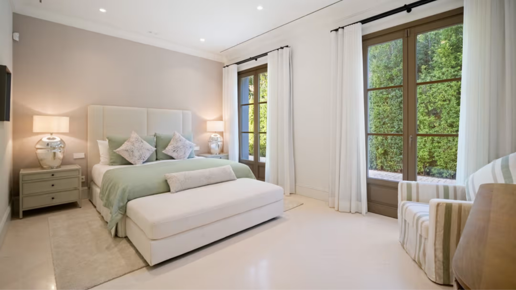 MO Homes Villa Tuscany Zimmer