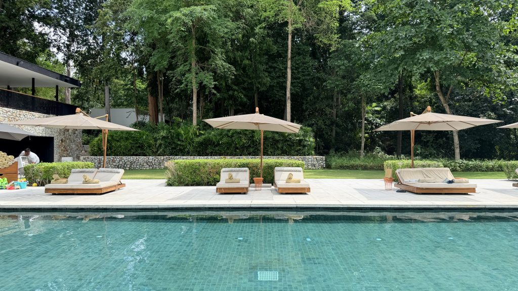 Mandarin Oriental Desaru Coast Pool Liegen