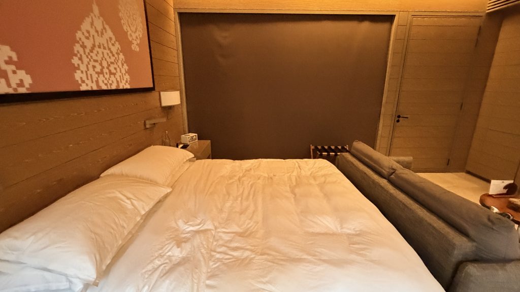 Mandarin Oriental Desaru Coast Rainforest Suite Schlafzimmer Fenster Jalousi