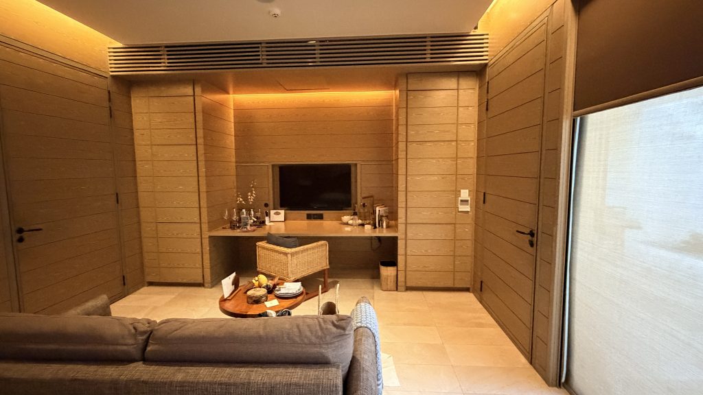 Mandarin Oriental Desaru Coast Rainforest Suite Schlafzimmer Fernseher
