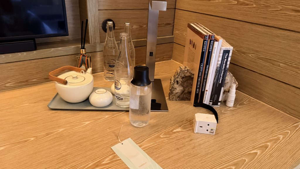 Mandarin Oriental Desaru Coast Rainforest Suite Schreibtisch Teeset