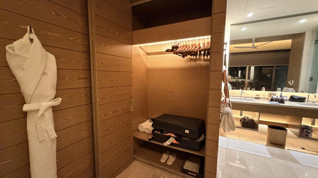 Mandarin Oriental Desaru Coast Suite Bad Schrank Offen