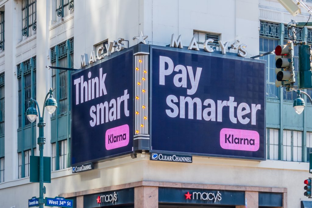 Großflächige Klarna-Werbung an einer Hausfassade in New York