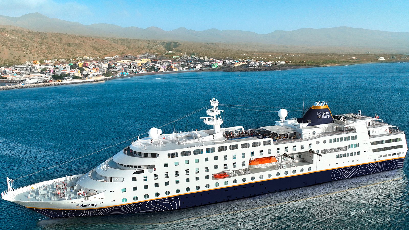 MS Hamburg von plantours Kreuzfahrten vor einer Kueste