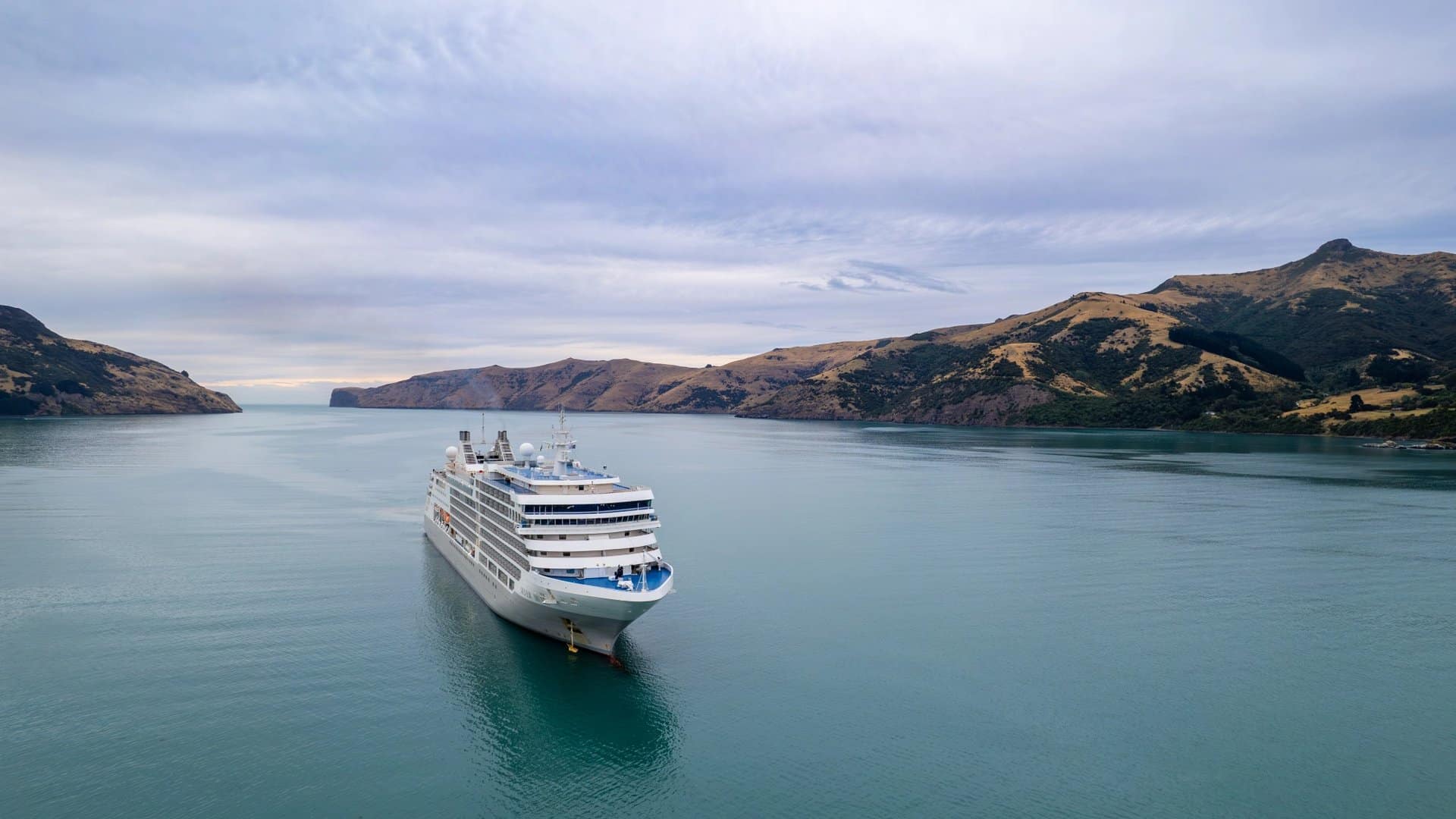 Silver Muse von Silversea vor einer Kuestenlandschaft