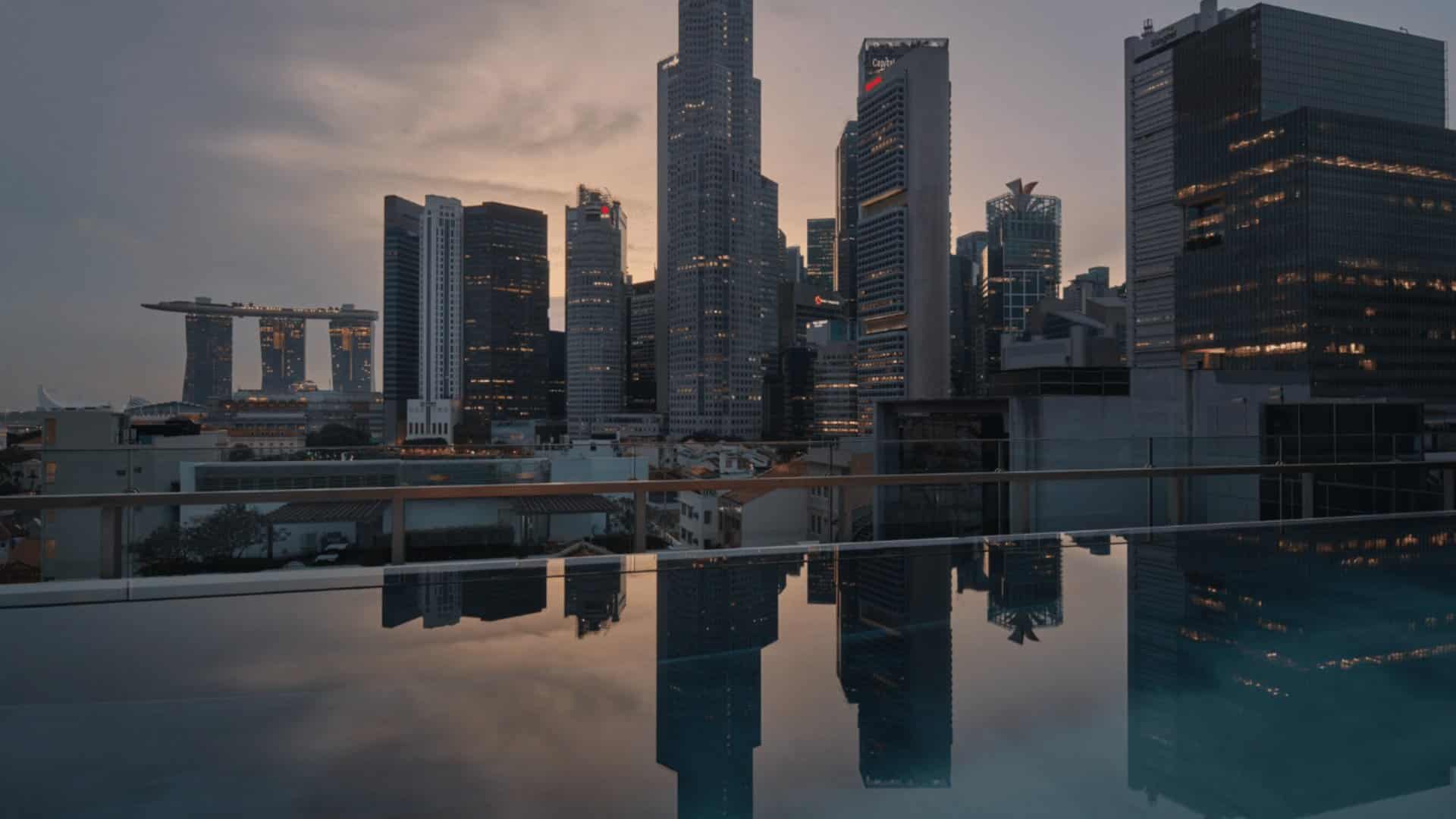 Dachpool im 21 Carpenter Singapur mit Blick auf die Skyline in der Daemmerung