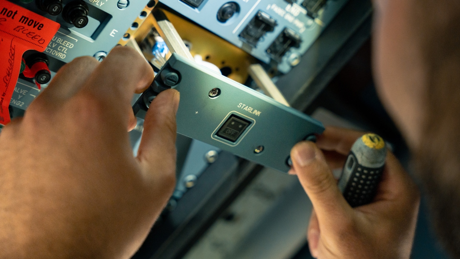 Lufthansa Starlink Installation Techniker