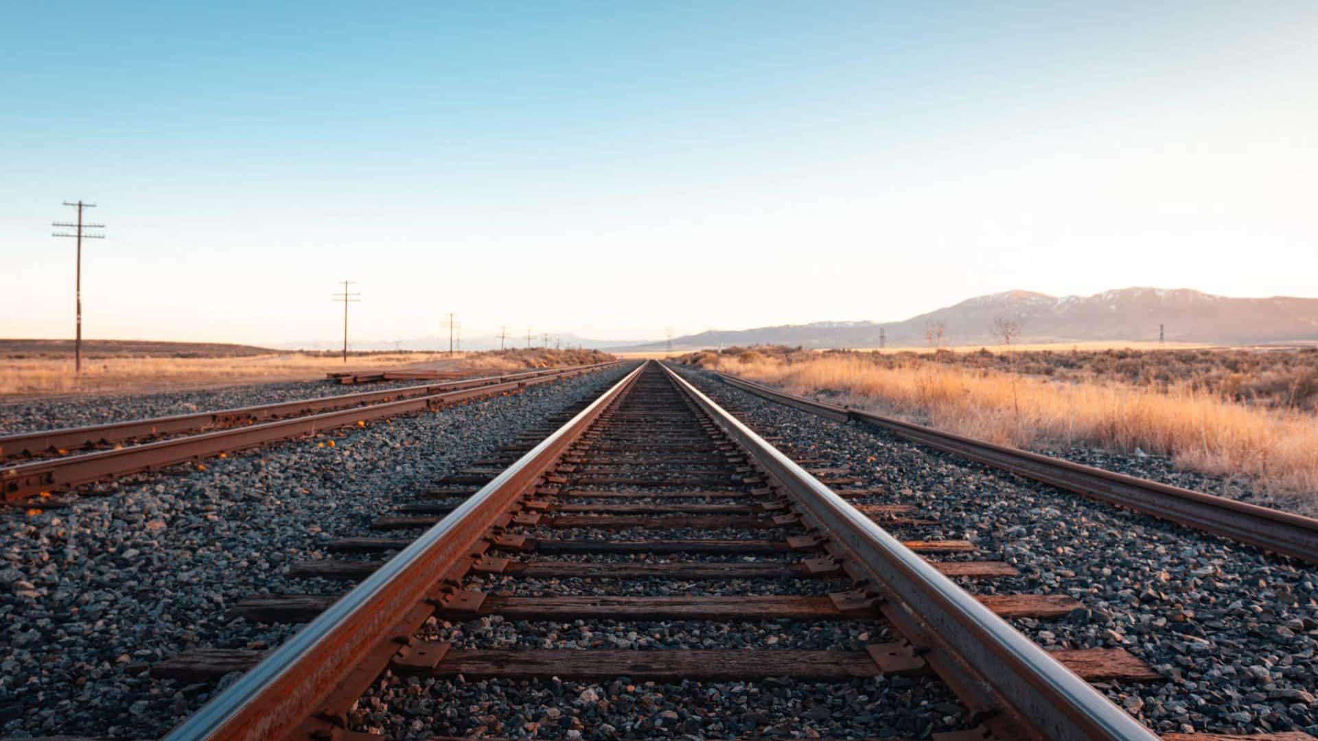 Bahngleise im Sonnenlicht