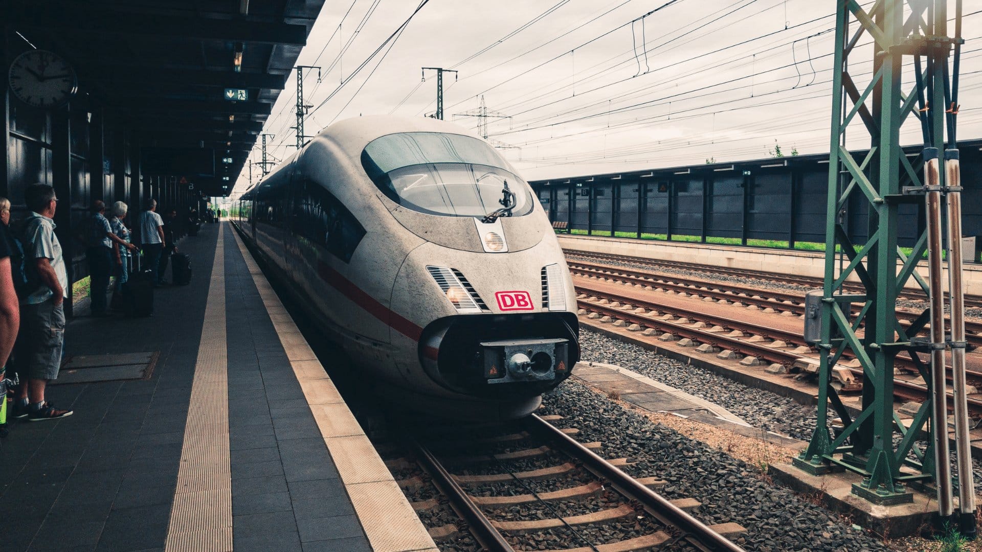 Zug der Deutschen Bahn im Bahnhof