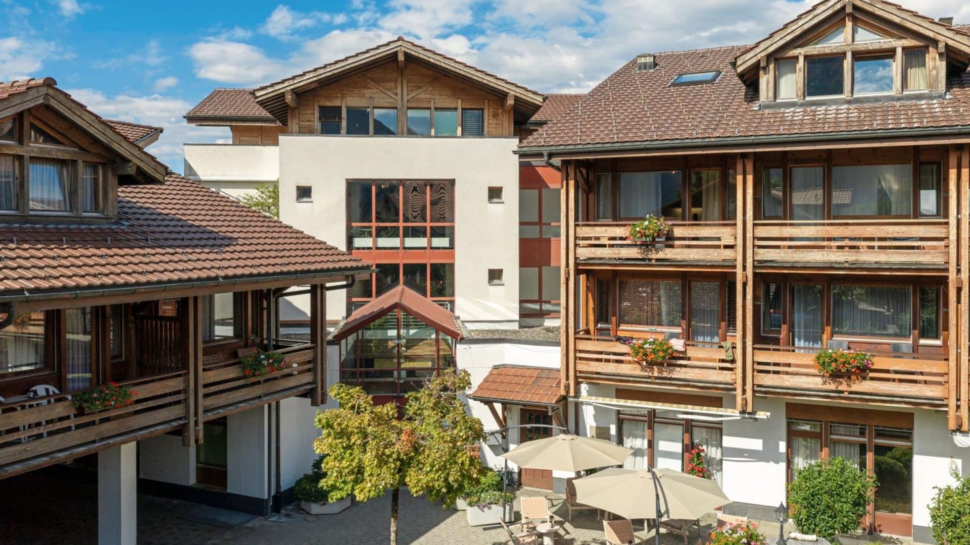 Hotel Aeschi Interlaken Aussenansicht