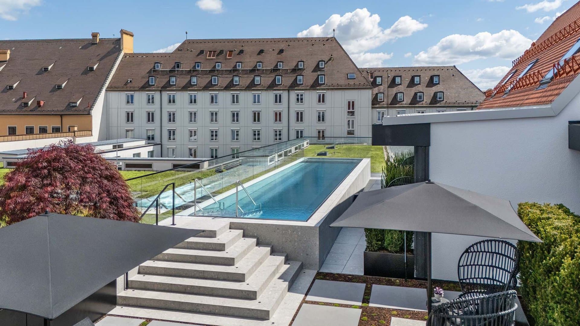 Rooftop Pool im Hotel Maximilians Augsburg