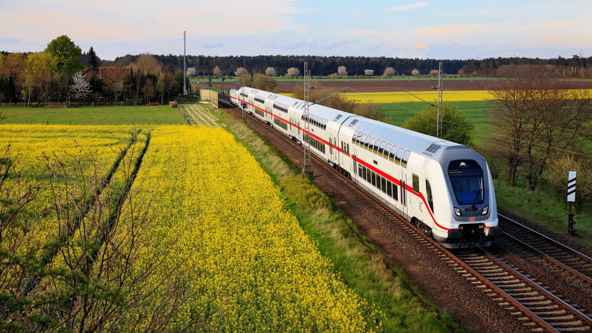 Intercity der Deutschen Bahn am Bahnsteig