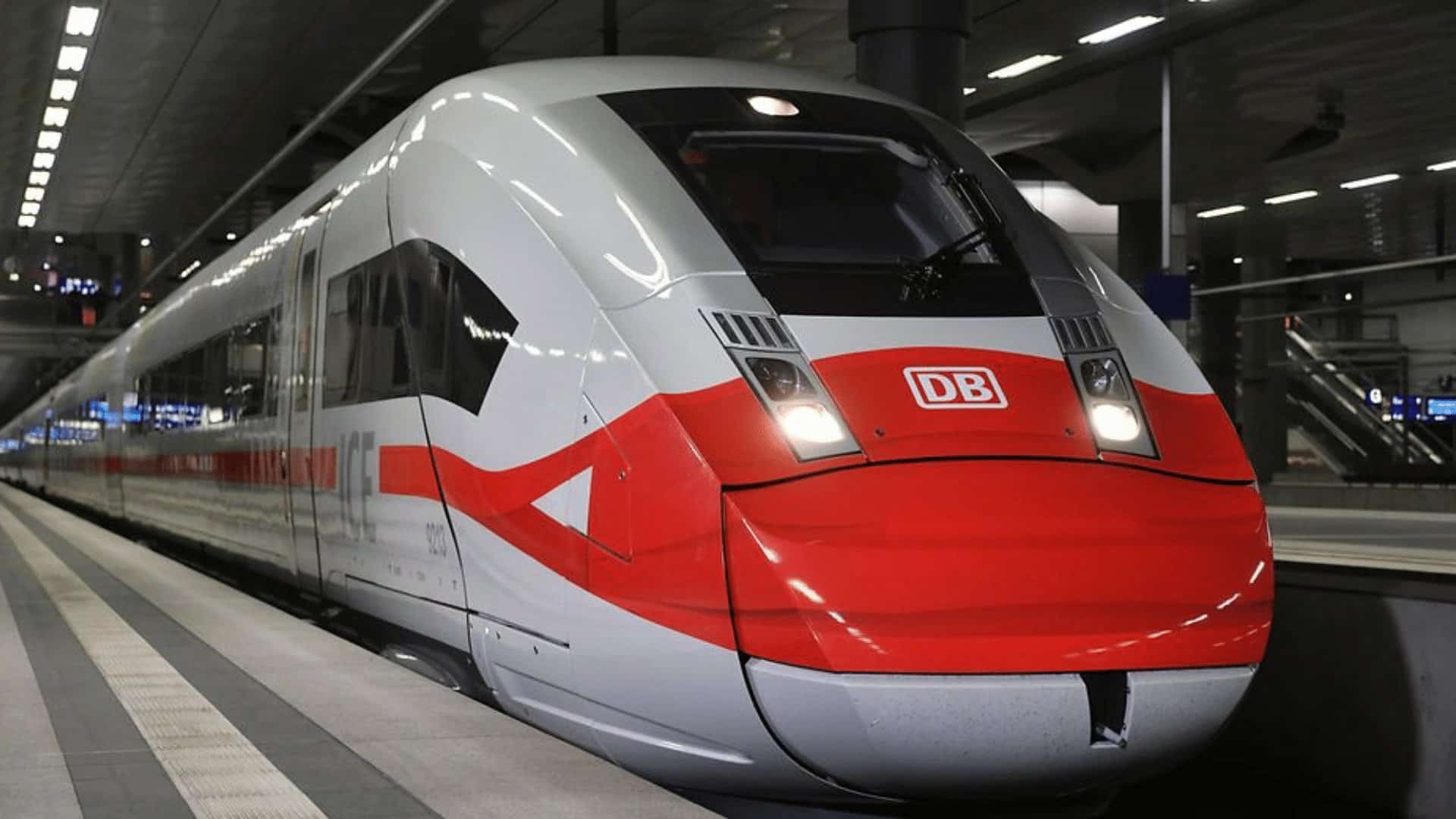 ICE der Deutschen Bahn im Bahnhof