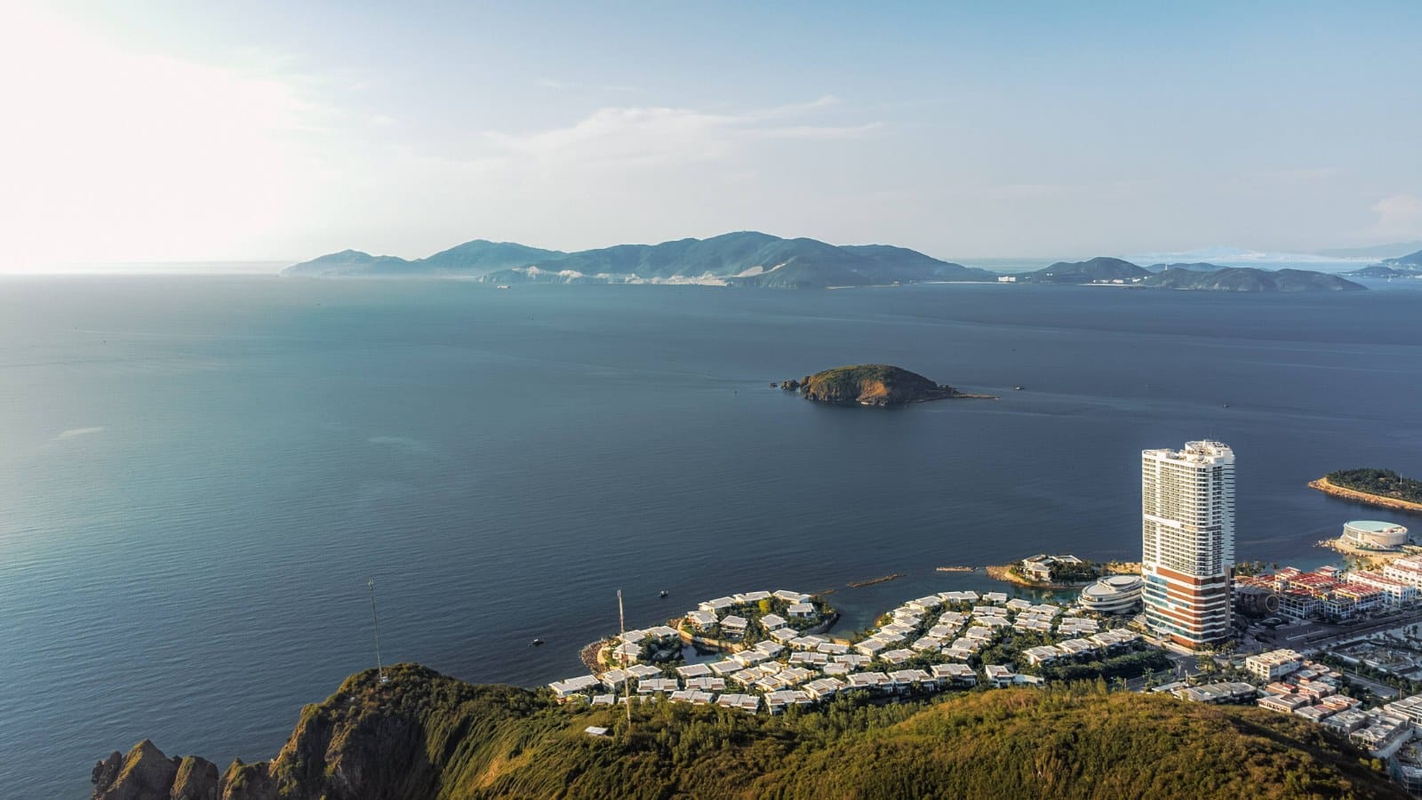 Luftaufnahme der Bucht von Nha Trang mit dem Meliá Aurea an der Küste