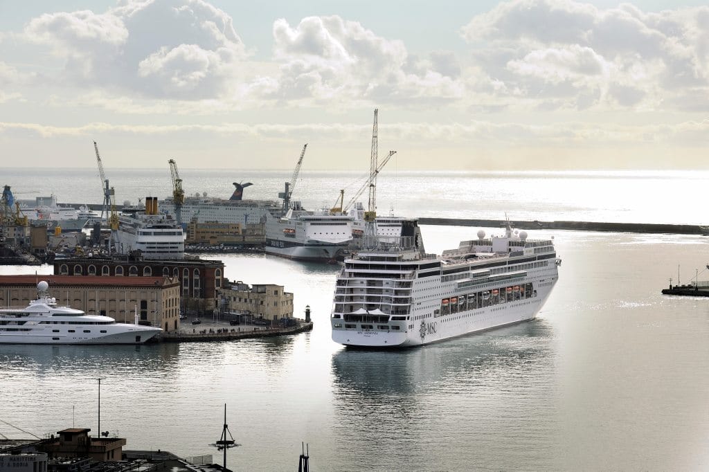 Die MSC Armonia laeuft in den Hafen von Genua ein